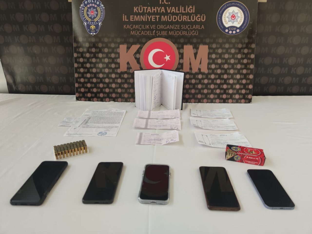 Kütahya’da tefecilik yaptıkları iddia edilen 6 şüpheli, polisin operasyonuyla gözaltına