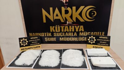  Kütahya'da düzenlenen uyuşturucu operasyonunda gözaltına alınan 3 zanlı tutuklandı.