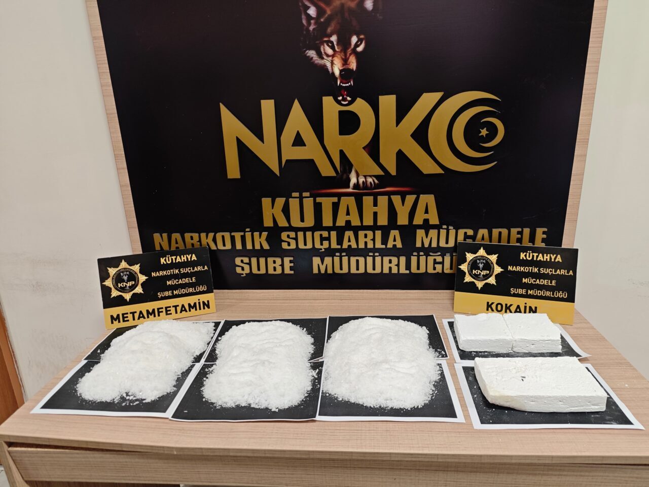  Kütahya'da düzenlenen uyuşturucu operasyonunda gözaltına alınan 3 zanlı tutuklandı.