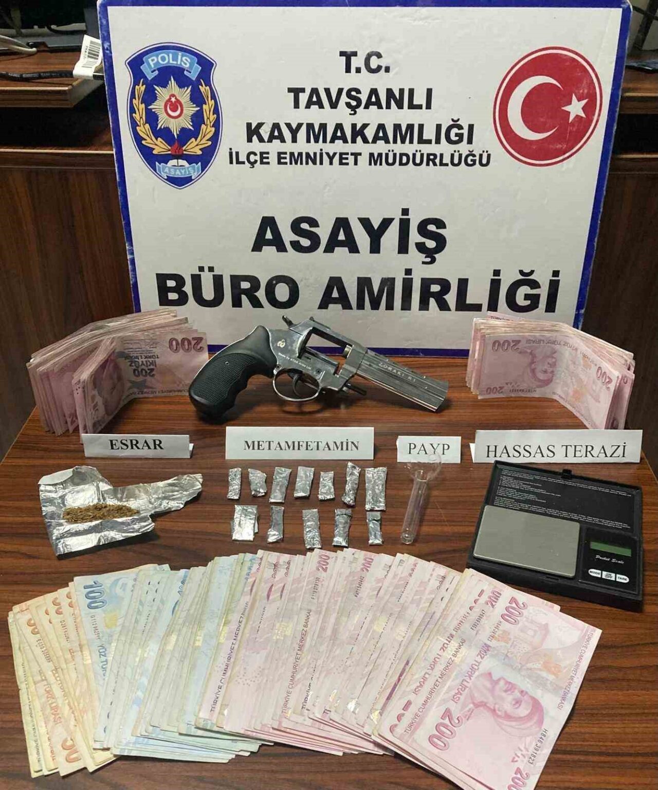 Kütahya’nın Tavşanlı ilçesinde düzenlenen uyuşturucu operasyonunda yakalanan 1 kişi tutuklandı.