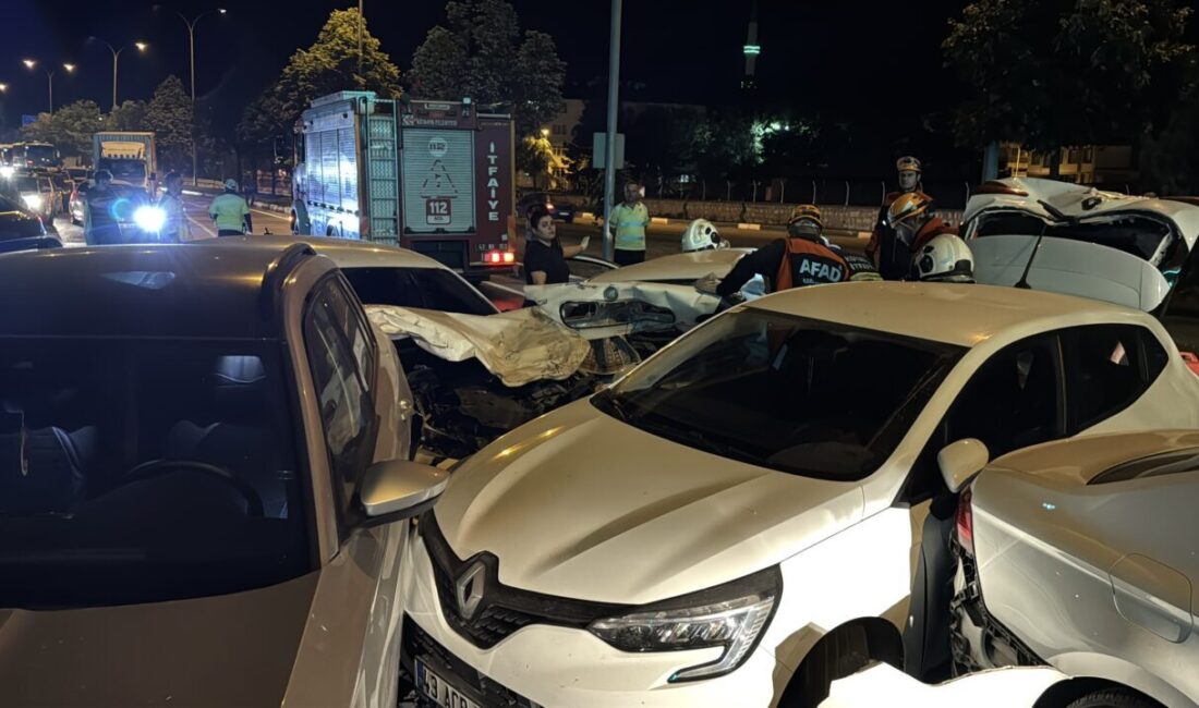 Kütahya’da 6 otomobilin karıştığı zincirleme trafik kazasında 4 kişi yaralandı.