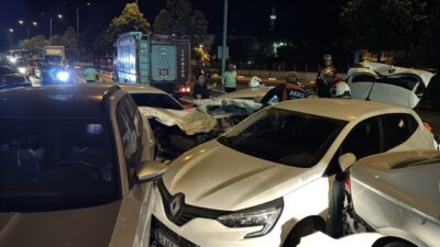 Kütahya’da 6 otomobilin karıştığı zincirleme trafik kazasında 4 kişi yaralandı.