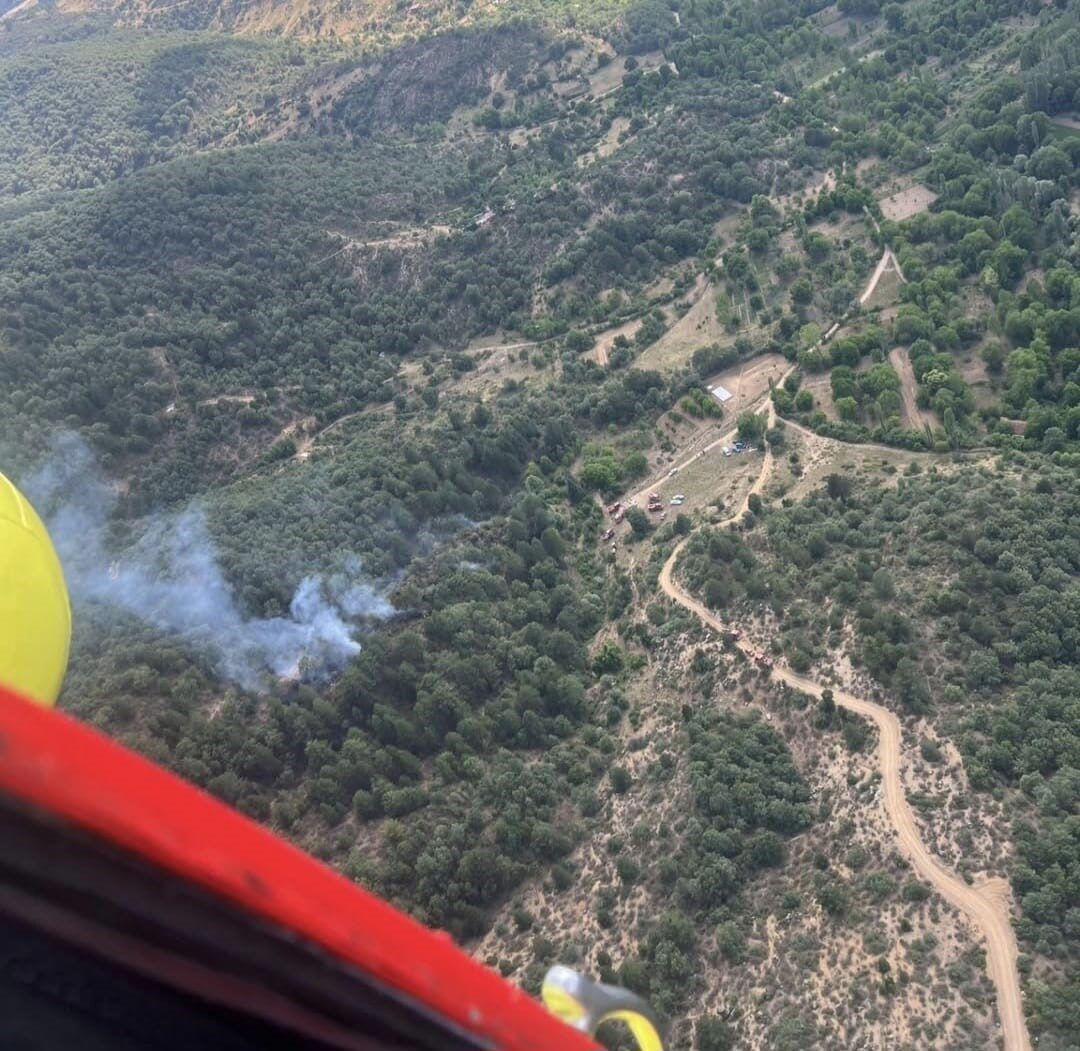 Kütahya’nın Simav ilçesinde tarım alanında başlayıp ormanlık alana sıçrayan yangında