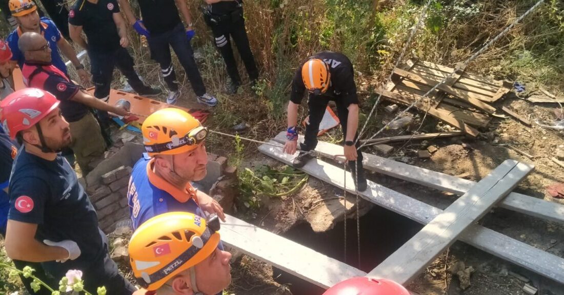 İzmir'in Karabağlar ilçesinde su kuyusuna düşen anne ve 2 çocuğu,