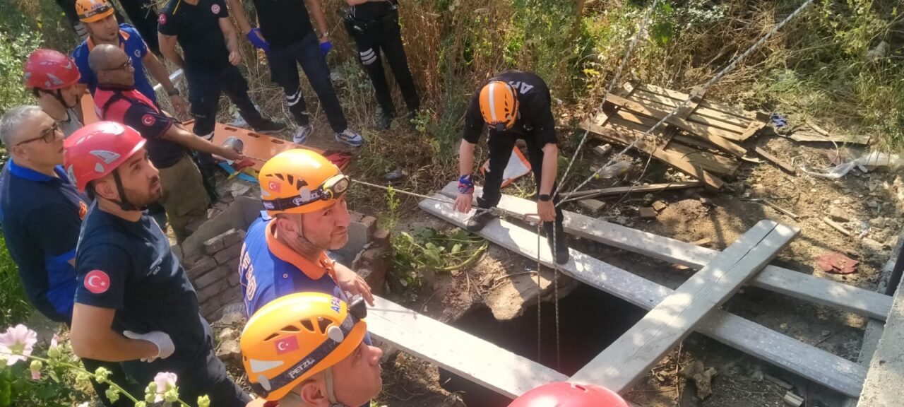 İzmir'in Karabağlar ilçesinde su kuyusuna düşen anne ve 2 çocuğu,