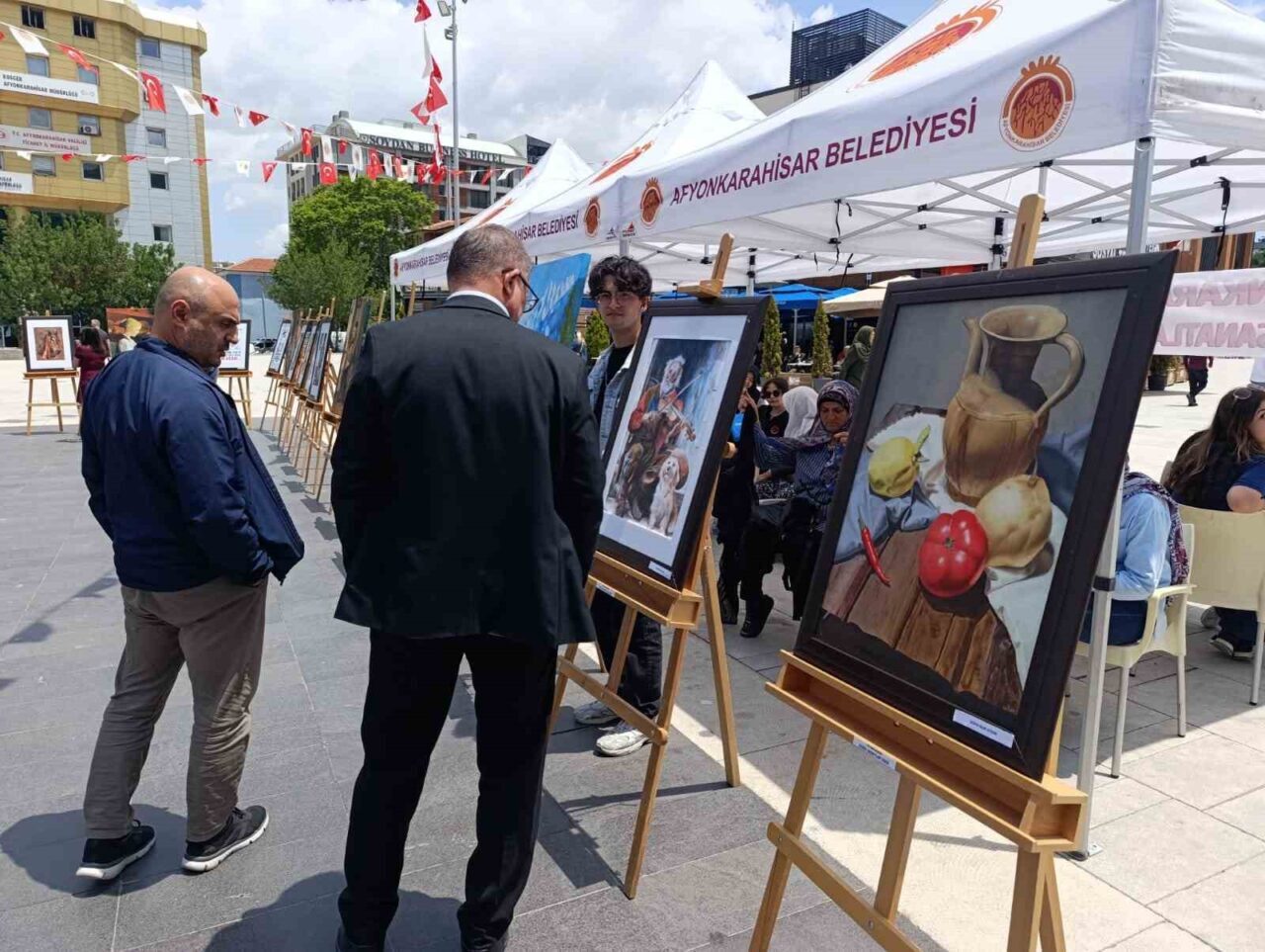 Afyonkarahisar’da lise öğrencilerinin açtığı resim sergisi vatandaşlardan tarafından büyük ilgi