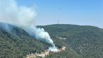 Manisa’nın Yunusemre ilçesinde başlayan orman yangınına havadan ve karadan müdahale