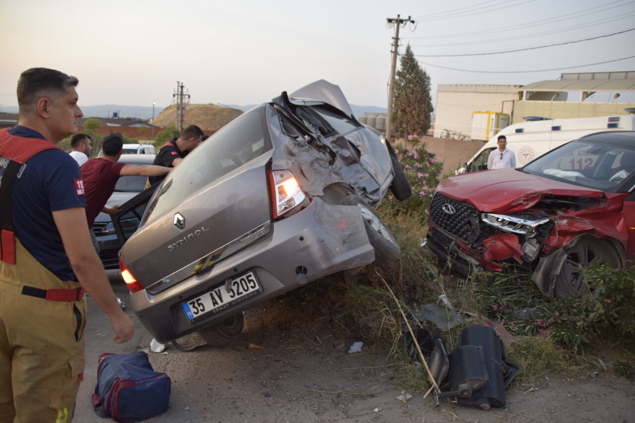 Manisa’nın Turgutlu ilçesinde meydana gelen trafik kazasında 1’i çocuk, 5