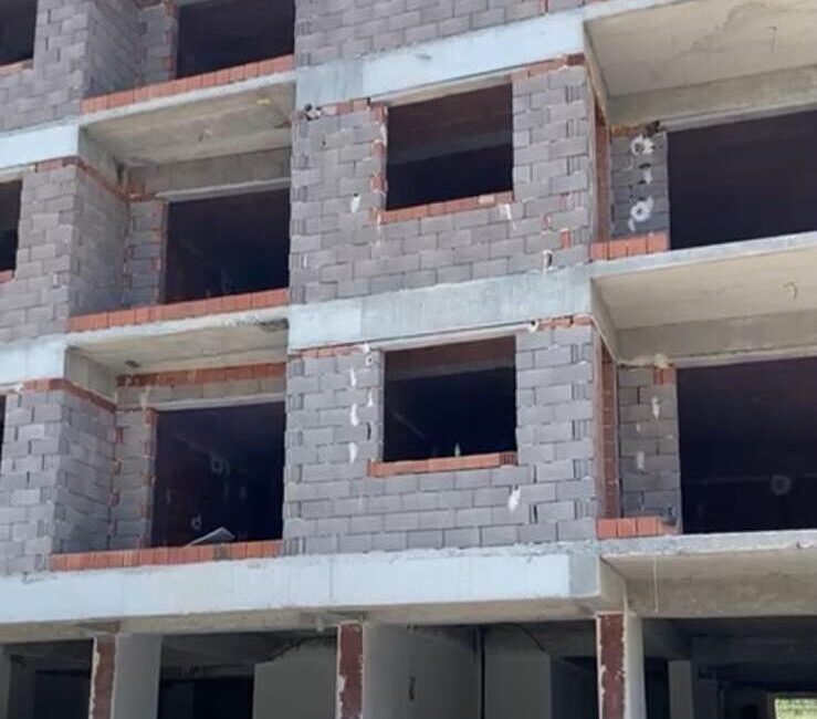 Manisa'nın Alaşehir ilçesinde çalıştığı inşaatın 5. katından düşen işçi, kaldırıldığı