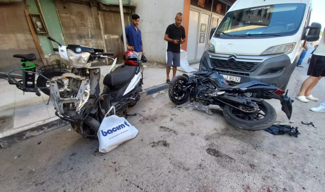 Manisa'nın Yunusemre ilçesinde otomobilin iki motosiklete çarpması sonucu 2'si ağır