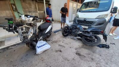 Manisa'nın Yunusemre ilçesinde otomobilin iki motosiklete çarpması sonucu 2'si ağır