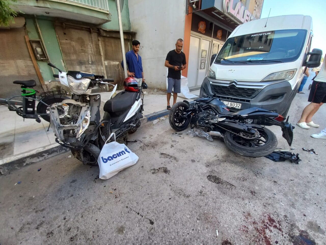 Manisa'nın Yunusemre ilçesinde otomobilin iki motosiklete çarpması sonucu 2'si ağır