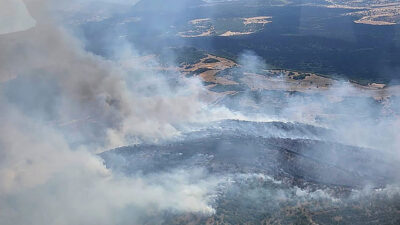  Manisa'nın Kula ilçesinde çıkan orman yangınına ekipler havadan ve karadan
