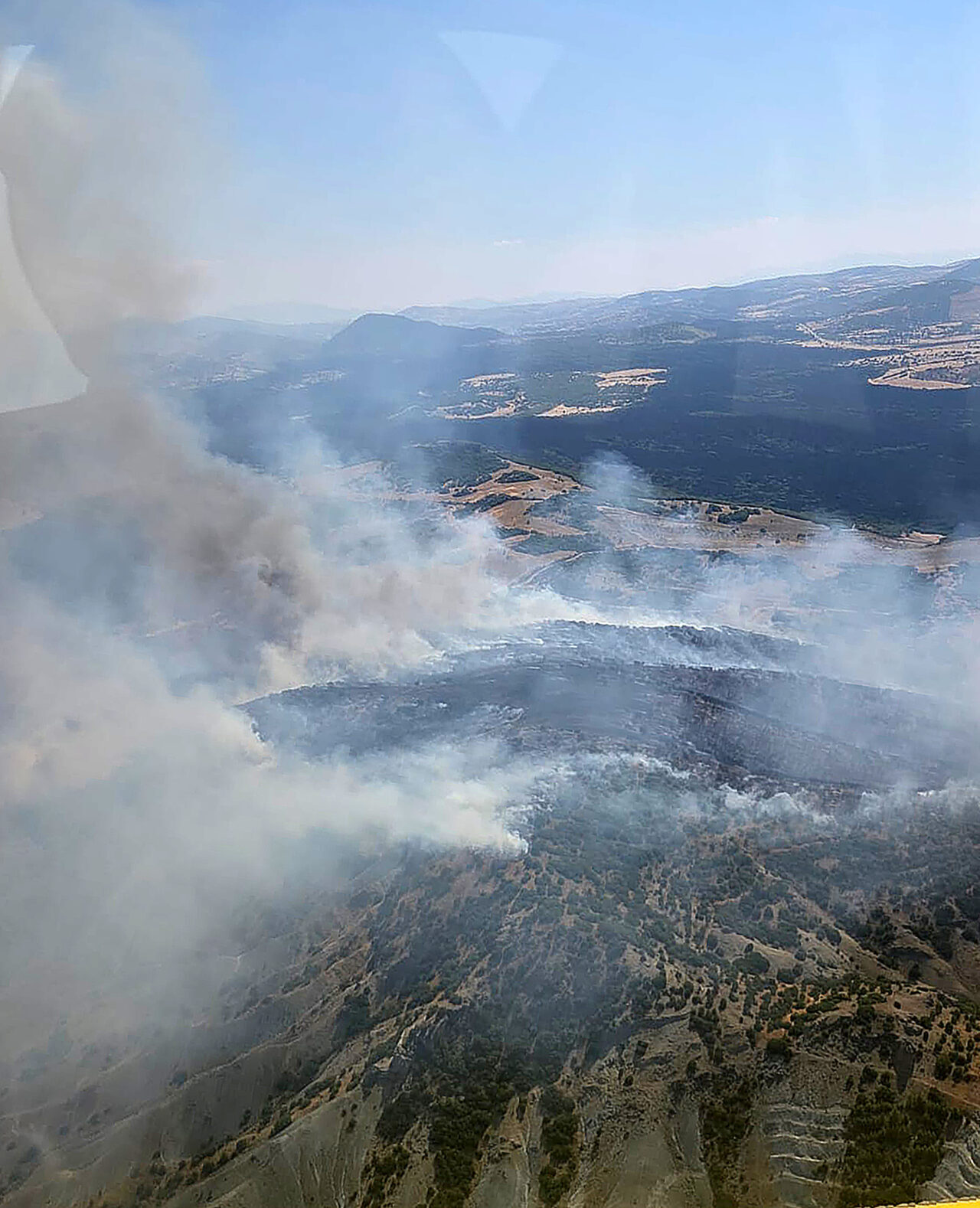  Manisa'nın Kula ilçesinde çıkan orman yangınına ekipler havadan ve karadan