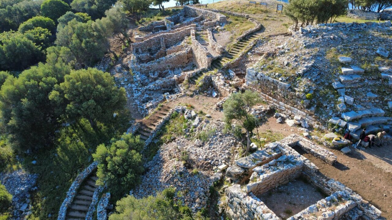  Muğla'nın Marmaris ilçesindeki Amos Antik Kenti'nin tiyatro yapısı orkestra bölümünün
