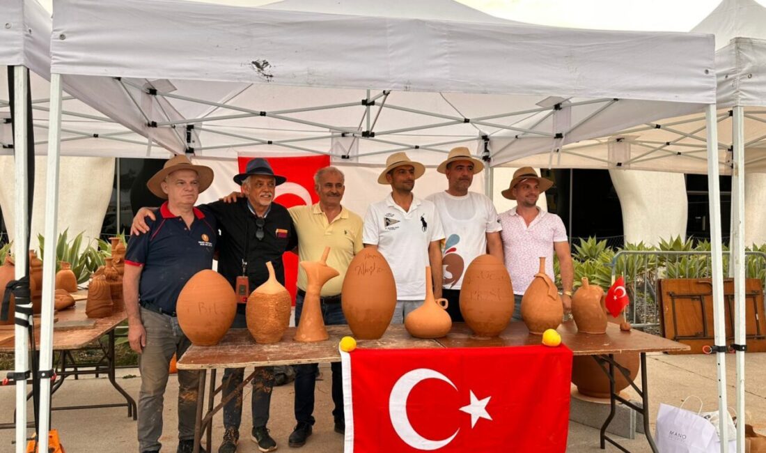 İzmir’in Menemen ilçesinde yaşayan çömlek ustaları, Fransa’da düzenlenen ve çeşitli