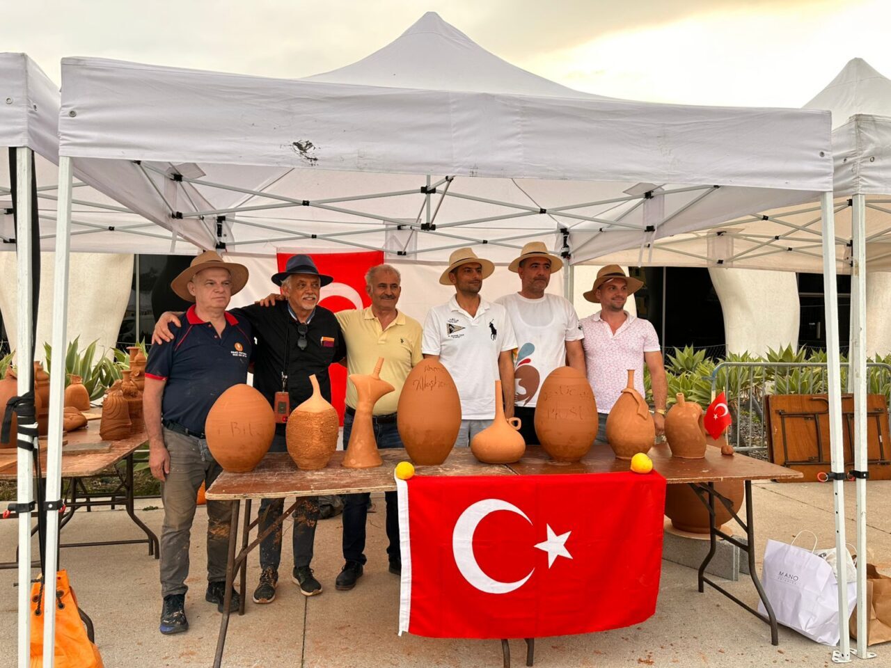 İzmir’in Menemen ilçesinde yaşayan çömlek ustaları, Fransa’da düzenlenen ve çeşitli