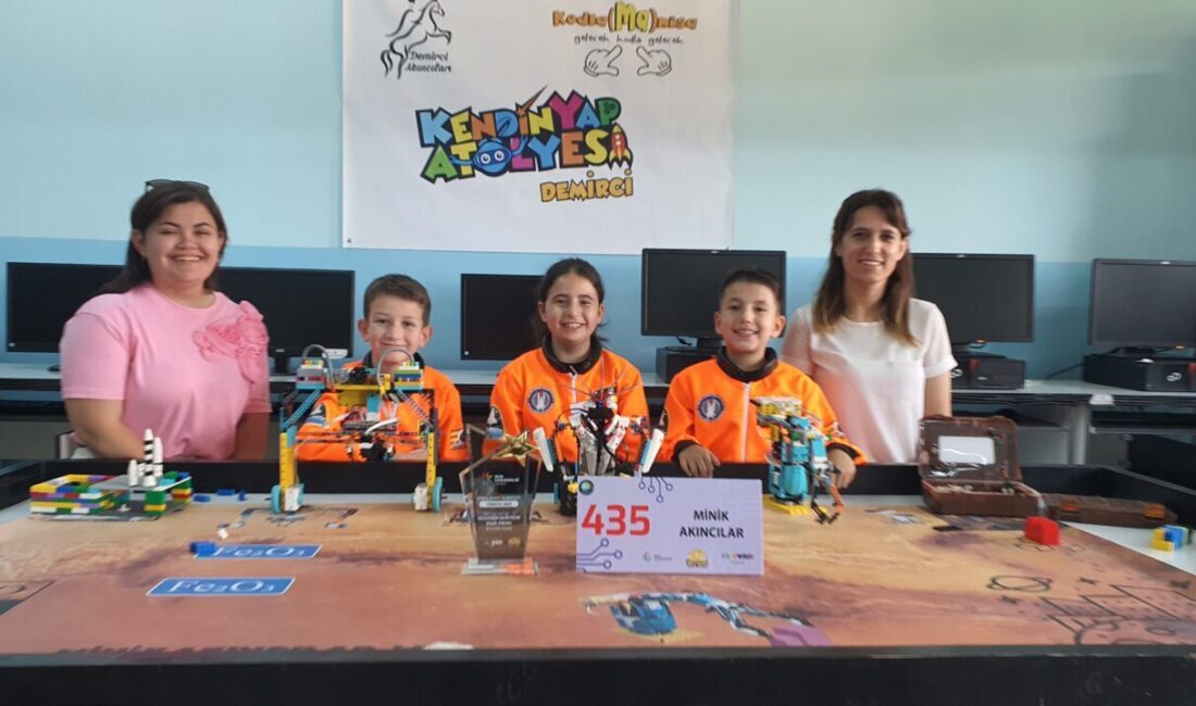 Dünya Robot Olimpiyatları'nın Türkiye ayağında birinci olan Manisalı ilkokul öğrencilerinden