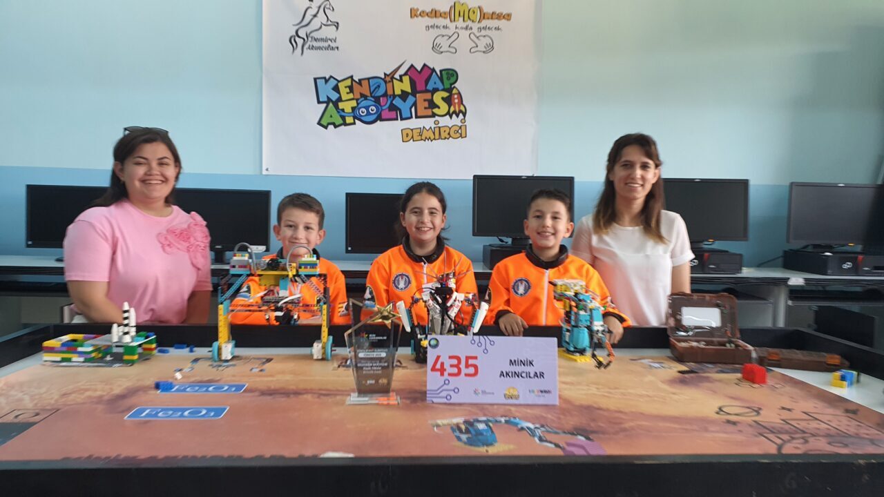 Dünya Robot Olimpiyatları'nın Türkiye ayağında birinci olan Manisalı ilkokul öğrencilerinden