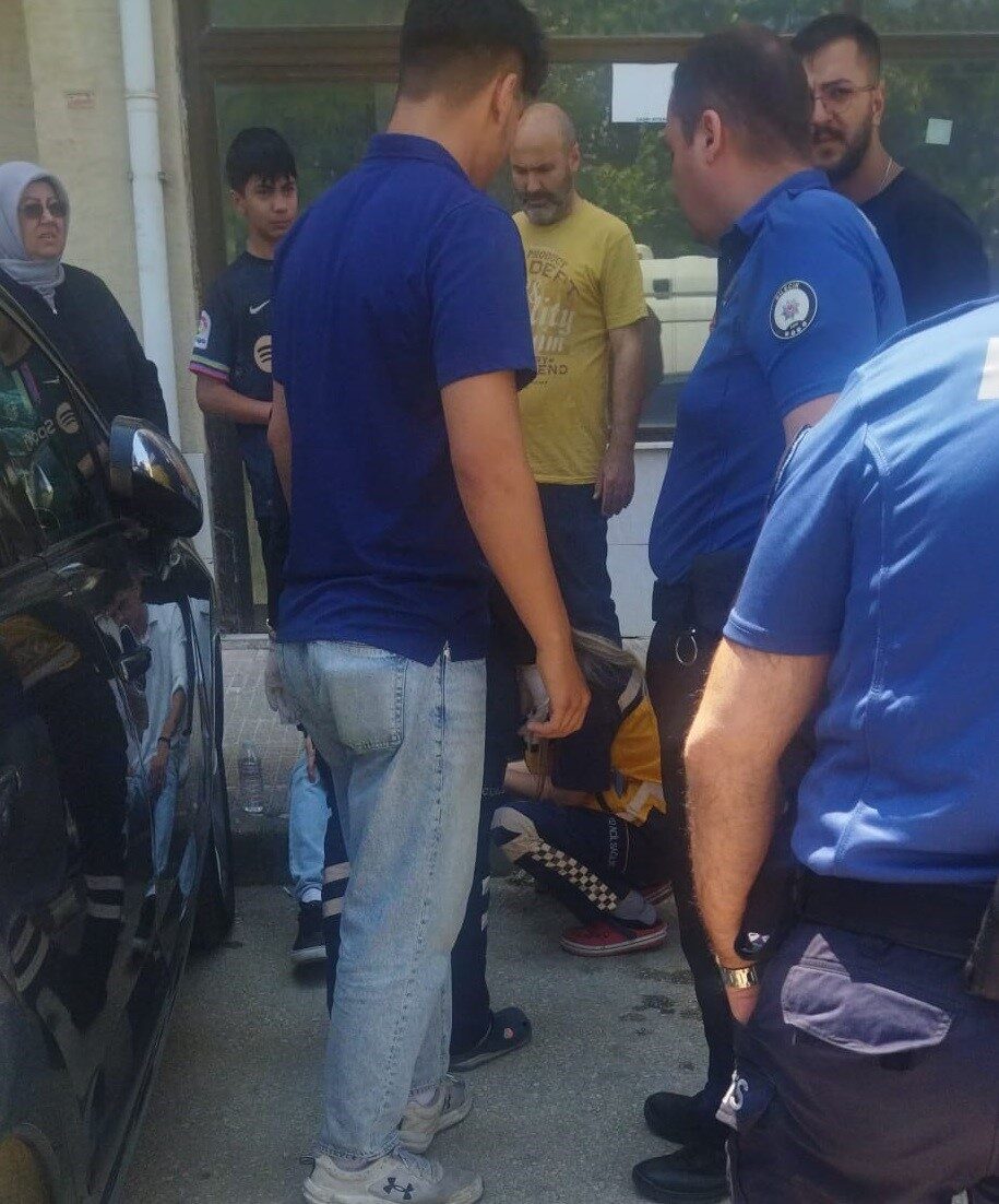 Bilecik’te seyir halindeki motosiklet ile otomobilin çarpışması sonucu meydana gelen