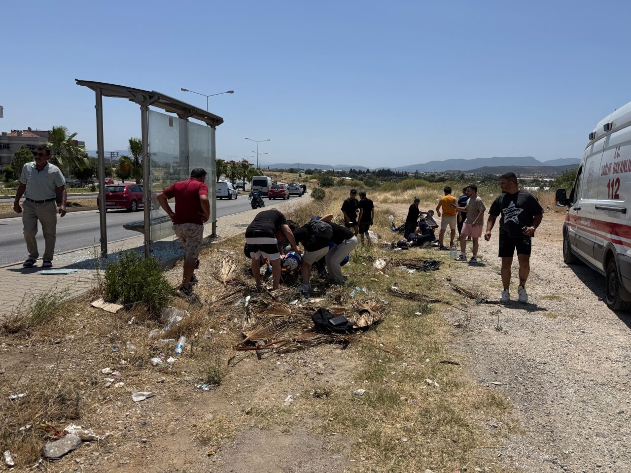 İzmir'in Menderes ilçesinde motosikletin otobüs durağında bekleyen yayaya çarptığı kazada