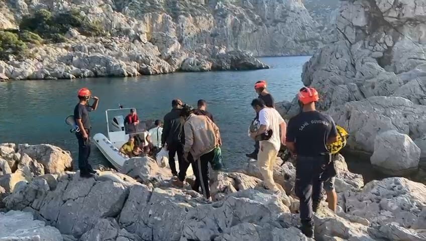 Muğla'nın Marmaris ilçesinde 15 düzensiz göçmen yakalandı.