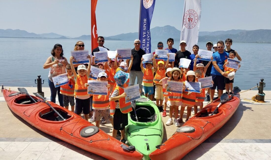 Muğla’nın sakin şehir ünvanlı Köyceğiz ilçesinde anaokulu öğrencileri kürek çekti.
