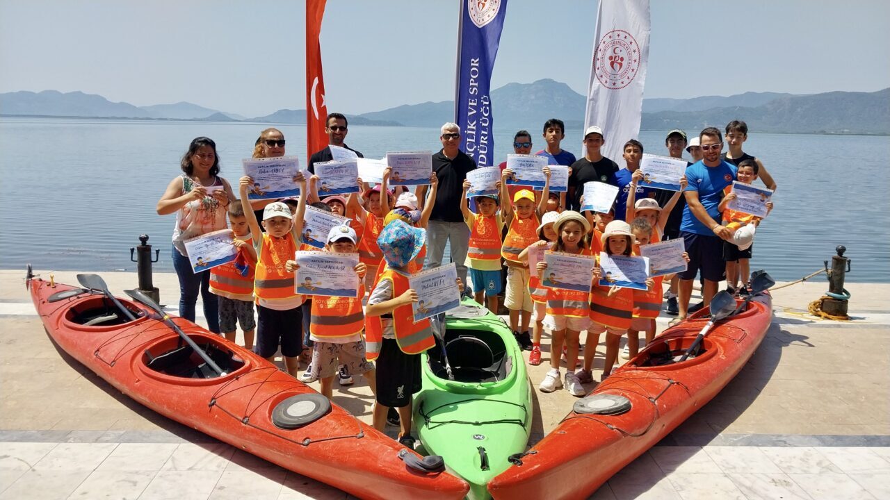 Muğla’nın sakin şehir ünvanlı Köyceğiz ilçesinde anaokulu öğrencileri kürek çekti.