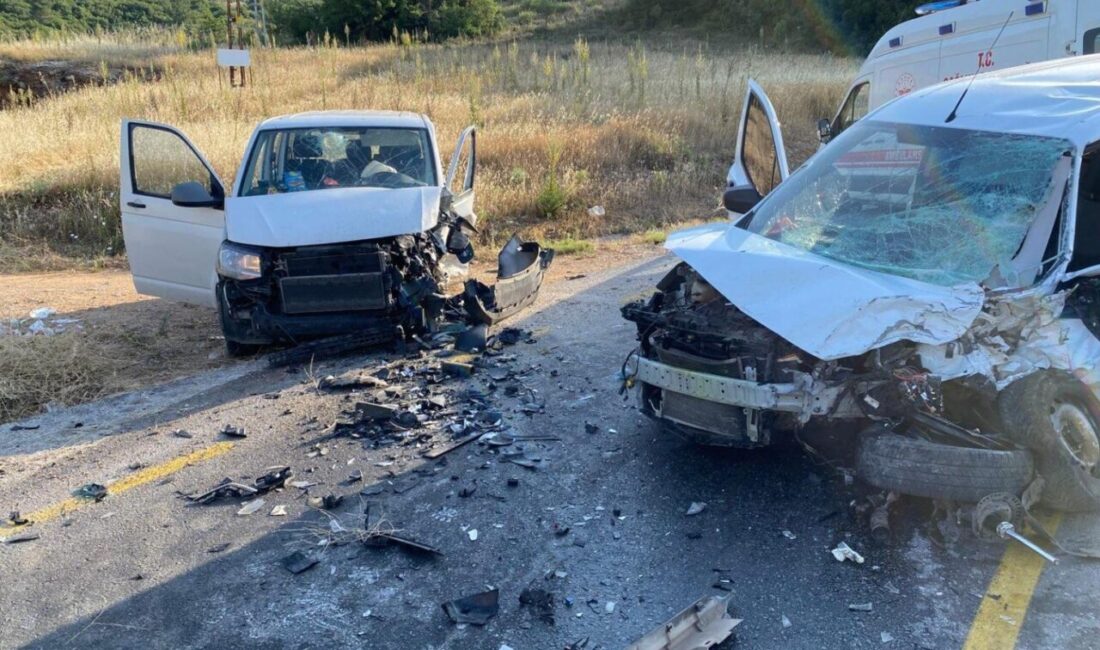 Muğla'nın Menteşe ilçesinde hafif ticari araç ve otomobilin çarpışması sonucu
