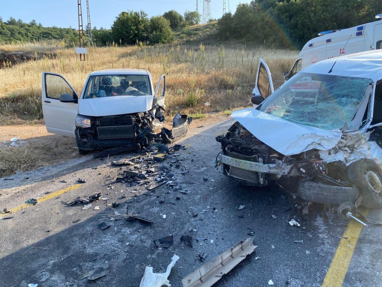 Muğla'nın Menteşe ilçesinde hafif ticari araç ve otomobilin çarpışması sonucu