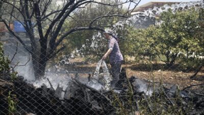  Muğla'nın Fethiye ilçesinde odunlukta çıkan ve zeytinliğe sıçrayan yangın söndürüldü.