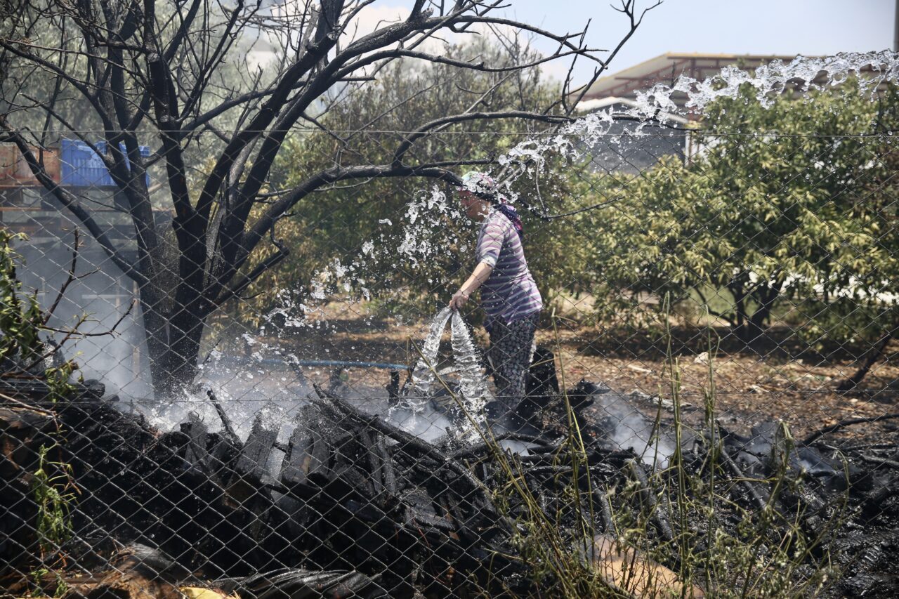  Muğla'nın Fethiye ilçesinde odunlukta çıkan ve zeytinliğe sıçrayan yangın söndürüldü.