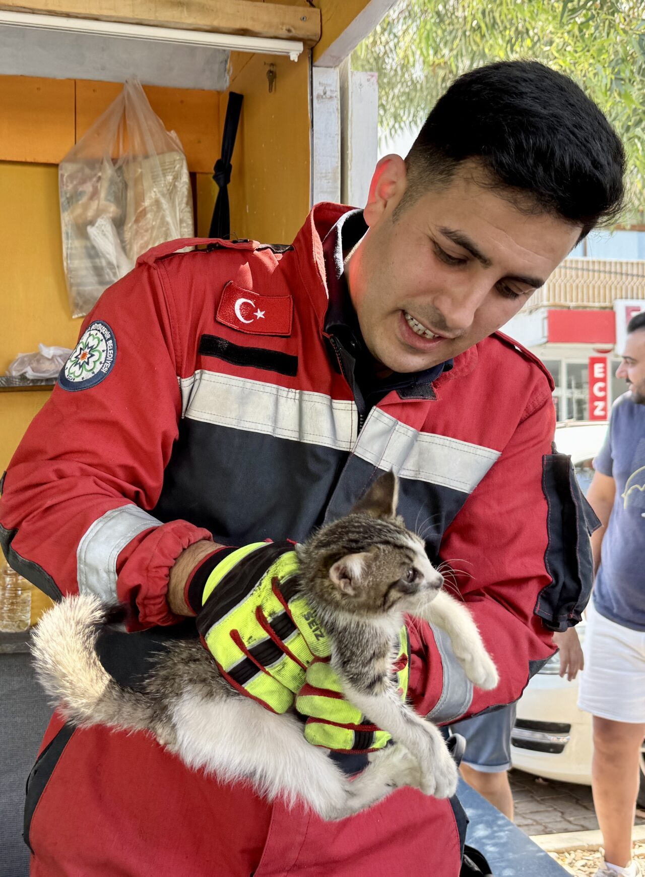 Muğla’nın Fethiye ilçesinde otomobilin motor bölümünde sıkışan kedi yavrusu bulunduğu