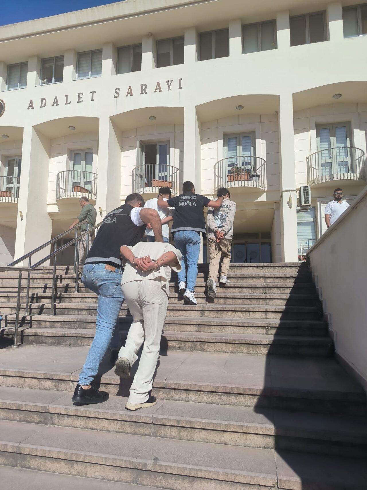 Muğla’nın Bodrum ilçesinde uyuşturucu ticareti yaptıkları iddiasıyla gözaltına alınan 3