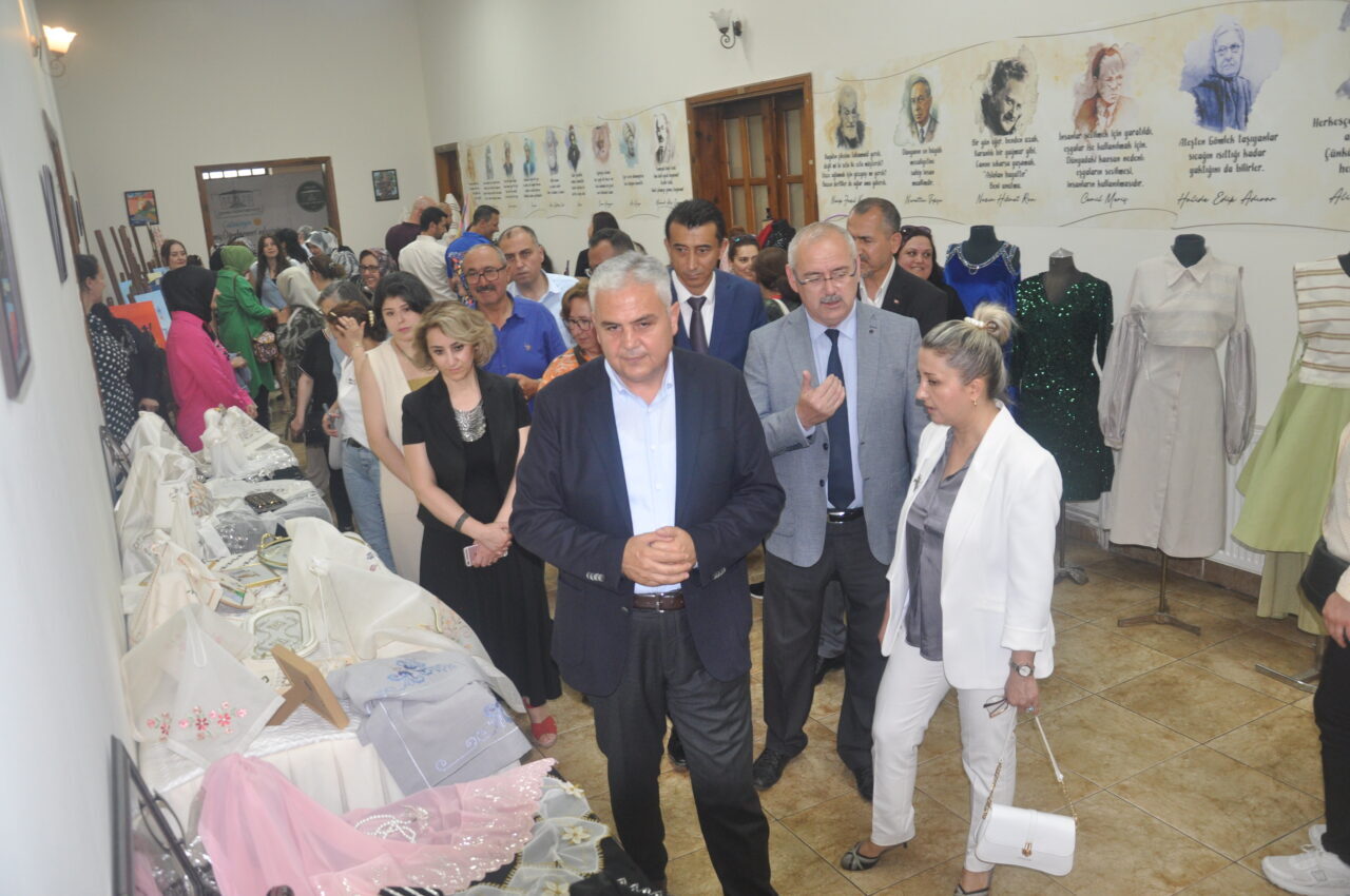 İzmir’in Ödemiş ilçesinde halk eğitim merkezi kursiyerlerince yapılan ürünler beğeniye