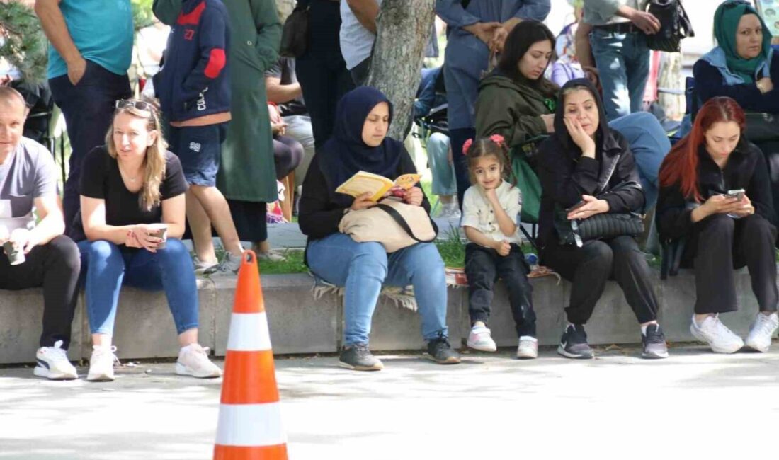 Öğrenciler sınfta ter döktü veliler dışarıda dua etti Eskişehir’de veliler Yükseköğretim Kurumları Sınavı’nın (YKS) ikinci oturumu olan Alan