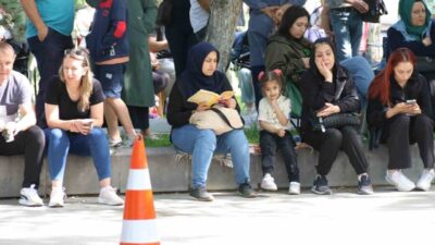 Eskişehir’de veliler Yükseköğretim Kurumları Sınavı’nın (YKS) ikinci oturumu olan Alan