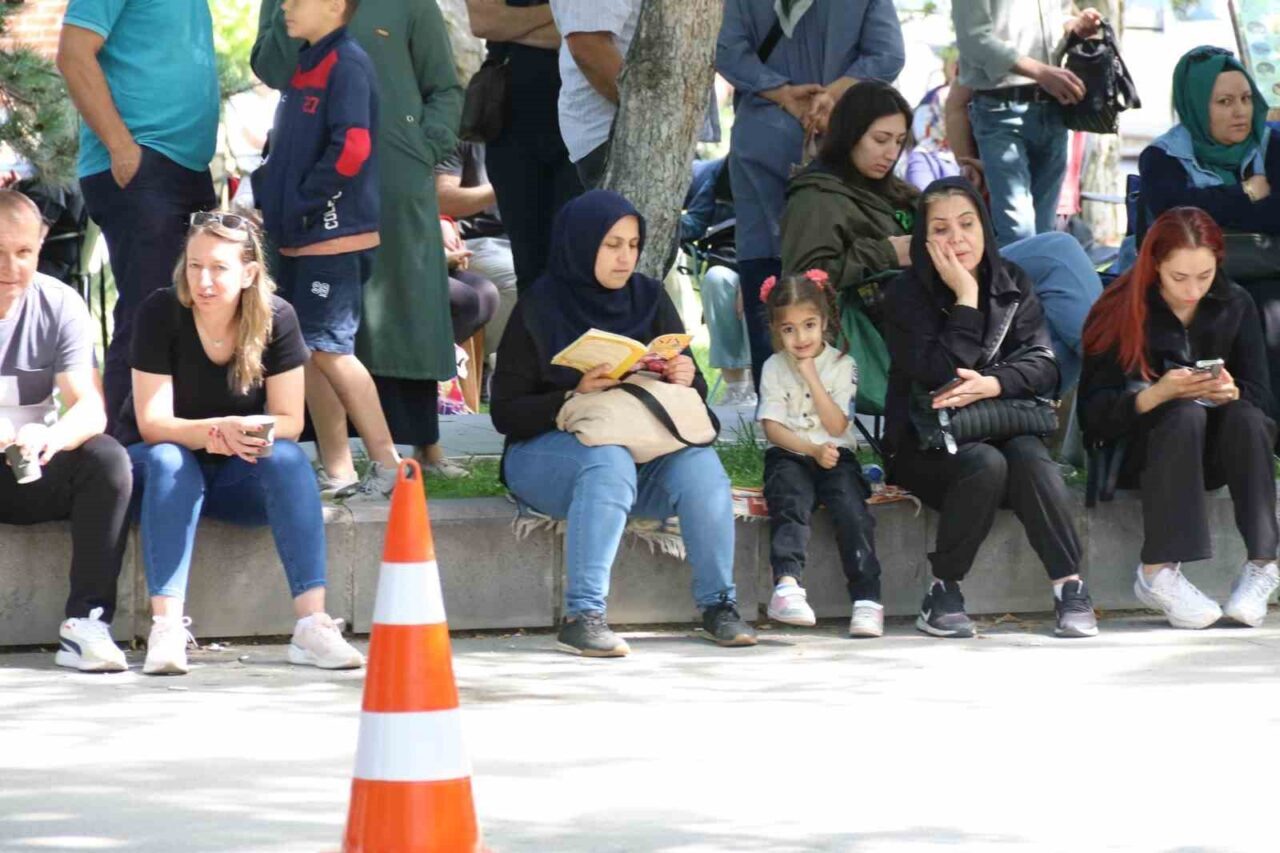 Eskişehir’de veliler Yükseköğretim Kurumları Sınavı’nın (YKS) ikinci oturumu olan Alan