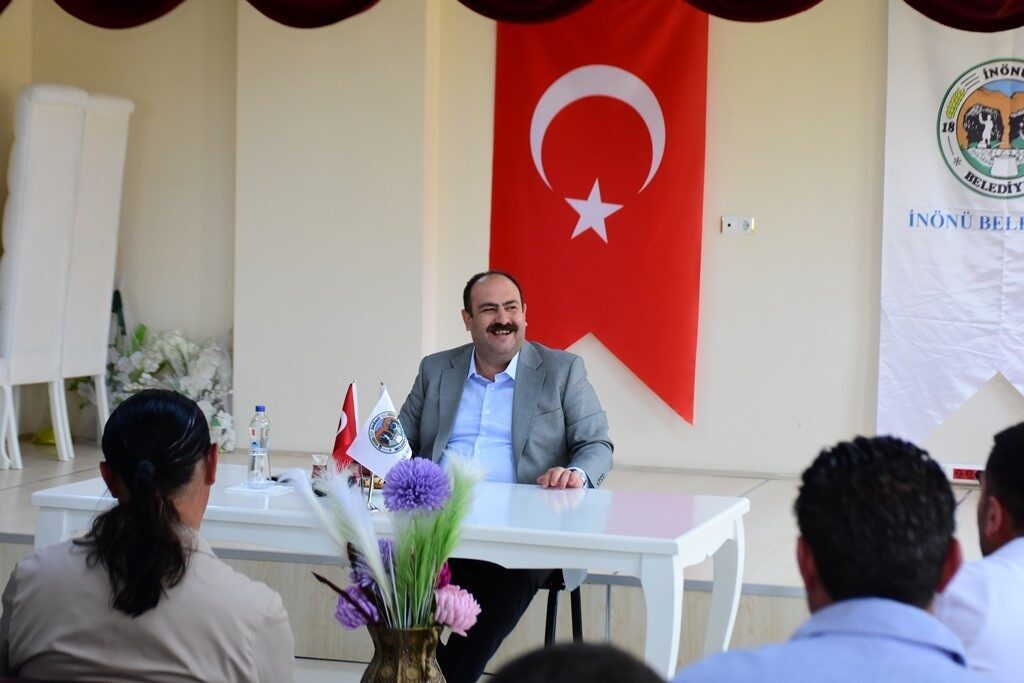 İnönü İlçesine bağlı Oklubalı mahalle sakinleri İnönü Belediye Başkanı Serhat