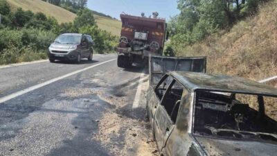 Bilecik’in Osmaneli ilçesinde seyir halindeki otomobilde çıkan yangın itfaiye ekiplerince