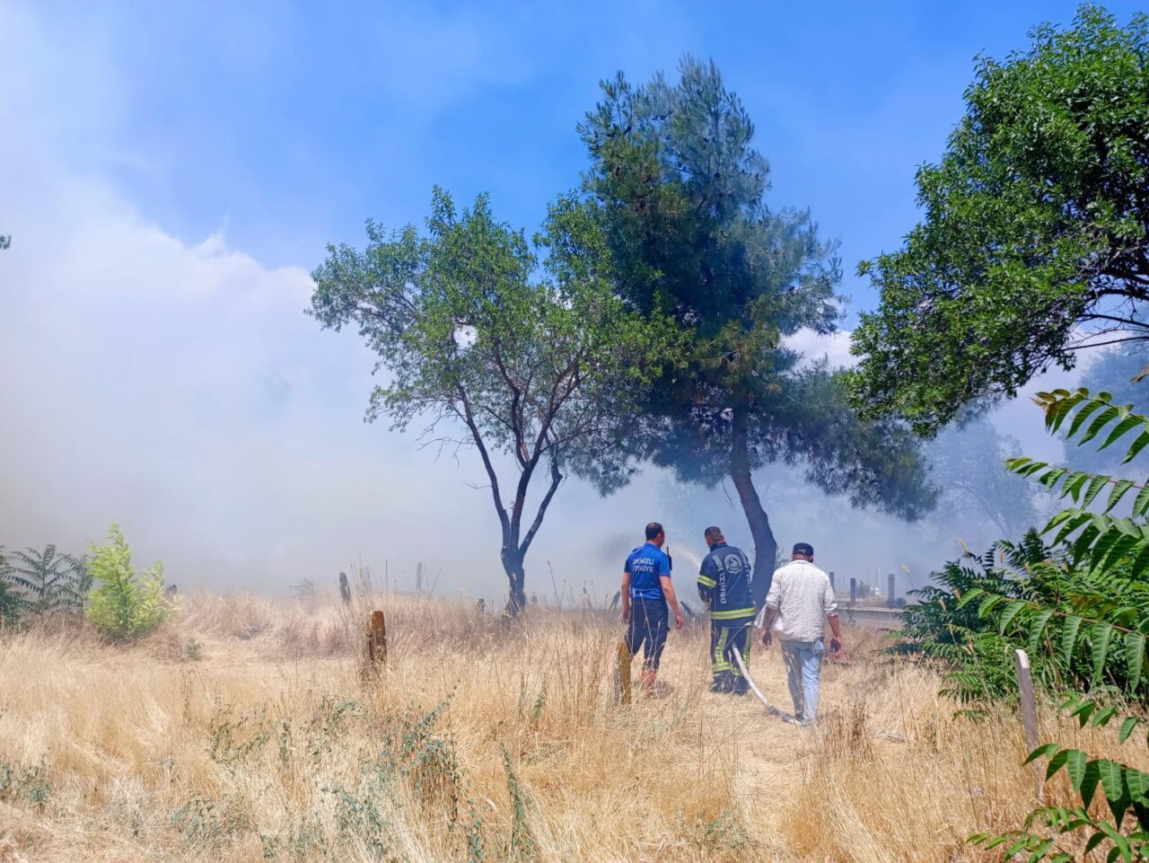 Denizli'nin Çivril ilçesindeki mezarlıktaki otluk alanda çıkan yangın, itfaiye ekiplerinin