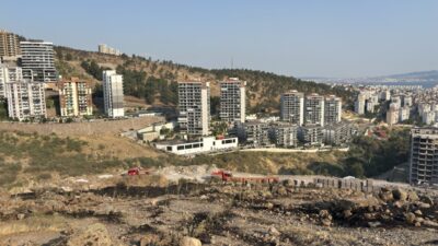 İzmir'in Çiğli ilçesinde otluk ve ağaçlık alanda çıkan yangın, havadan