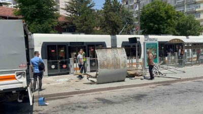 Eskişehir’de kontrolden çıkan otobüs, tramvay durağına daldı. Kazada sürücü ile