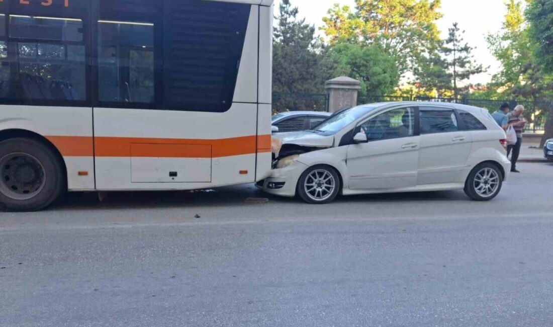 Otomobil belediye otobüsüne arkadan çarptı: 1 yaralı Eskişehir’de bir otomobilin belediye otobüsüne arkadan çarpması sonucunda, otomobilde bulunan