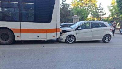 Eskişehir’de bir otomobilin belediye otobüsüne arkadan çarpması sonucunda, otomobilde bulunan