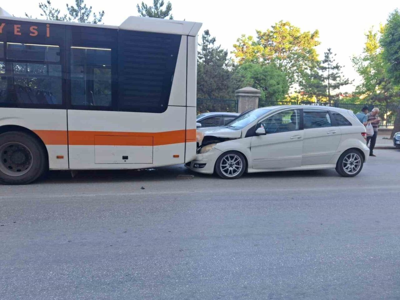 Eskişehir’de bir otomobilin belediye otobüsüne arkadan çarpması sonucunda, otomobilde bulunan