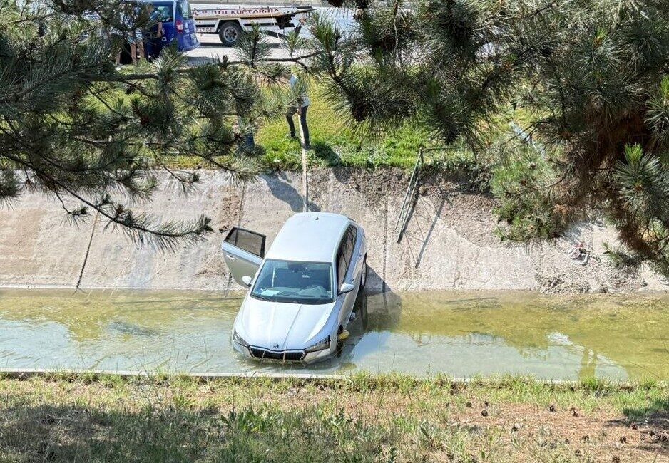 Otomobil sulama kanalına uçtu Eskişehir’de kontrolden çıkan bir otomobil, bariyerleri aşarak sulama kanalına uçtu.