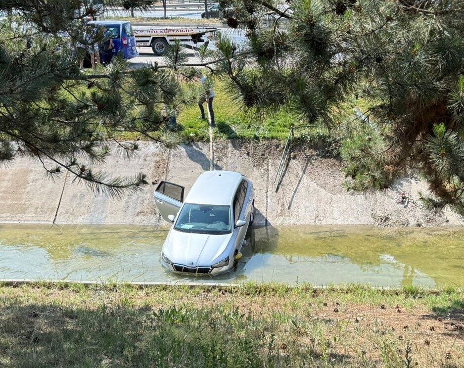 Eskişehir’de kontrolden çıkan bir otomobil, bariyerleri aşarak sulama kanalına uçtu.