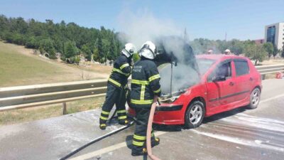 Bilecik’te seyir halindeki otomobilin motor kısmında çıkan yangın itfaiye ekiplerinin