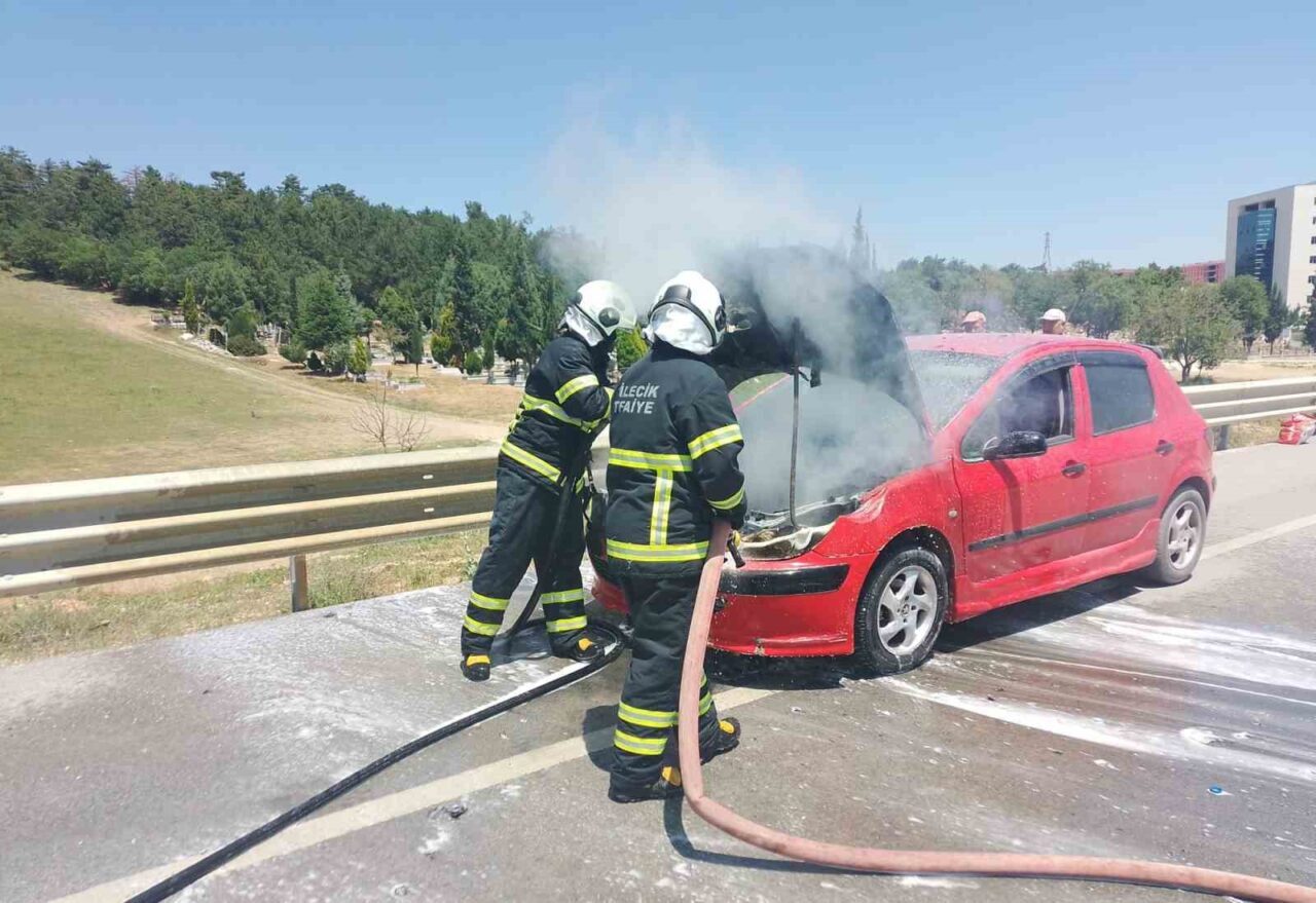 Bilecik’te seyir halindeki otomobilin motor kısmında çıkan yangın itfaiye ekiplerinin